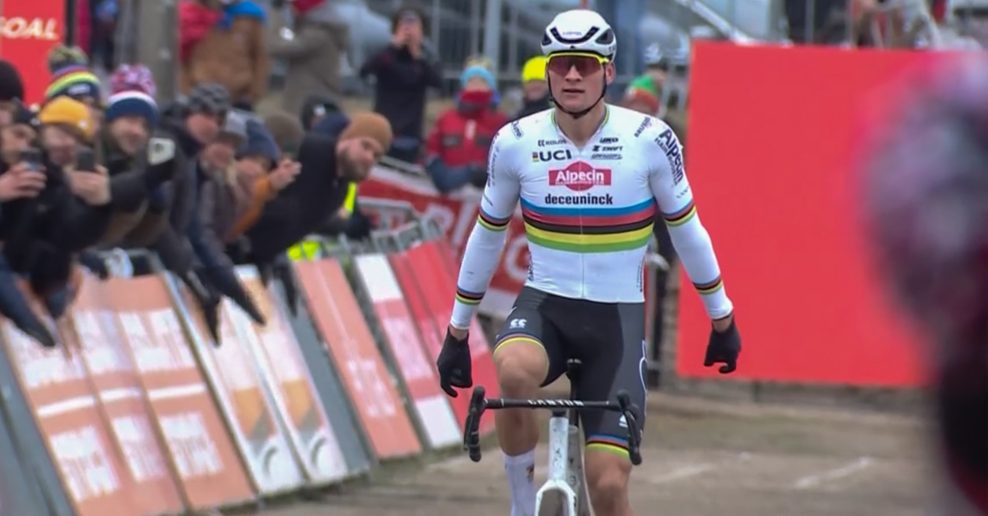 Mathieu van der Poel vyhral už desiate cyklokrosov&eacute; preteky za sebou