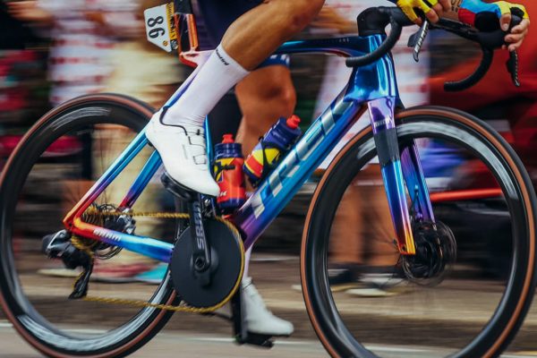 Najkrajším pretekárskym bicyklom roku 2023 sa stal 20-tisícový Trek Madone SLR Madsa Pedersena