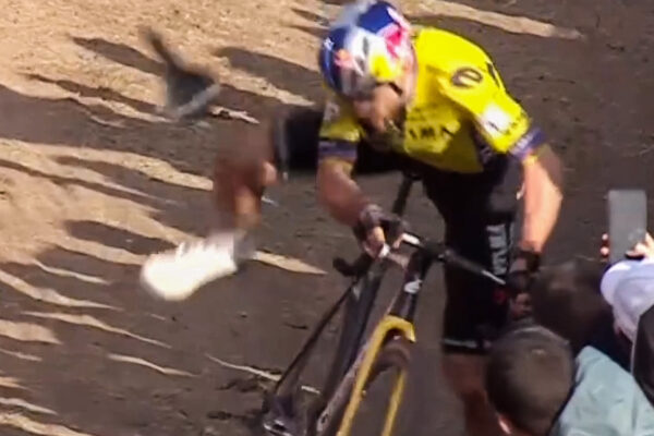 Video: Wout van Aert si po nemotornom páde odkopol sedlo a do cieľa sedel len na lyžinách