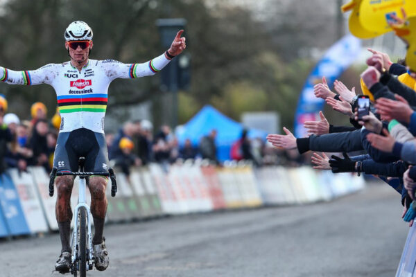 Mathieu van der Poel po ďalšom sóle vyhral už jedenáste cyklokrosové preteky v sezóne