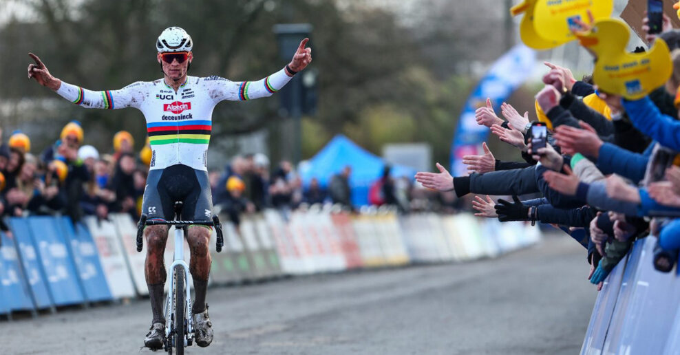 Mathieu van der Poel po ďalšom sóle vyhral už jedenáste cyklokrosové preteky v sezóne