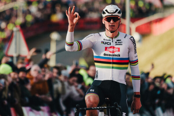 Mathieu van der Poel vyhral na Svetovom pohári v Hoogerheide už dvanáste cyklokrosové preteky v sezóne