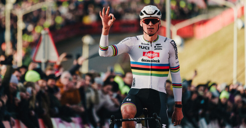 Mathieu van der Poel vyhral na Svetovom pohári v Hoogerheide už dvanáste cyklokrosové preteky v sezóne