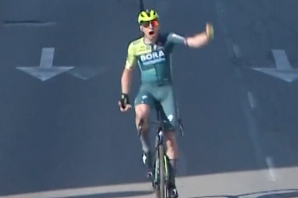 Video: 19-ročný nemecký cyklista oslavoval priskoro, do cieľa zostávalo ešte 10 km