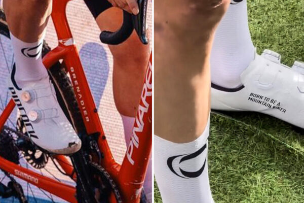 Foto: Tom Pidcock má unikátne tretry Specialized s nápisom „Born to be a mountainbiker“