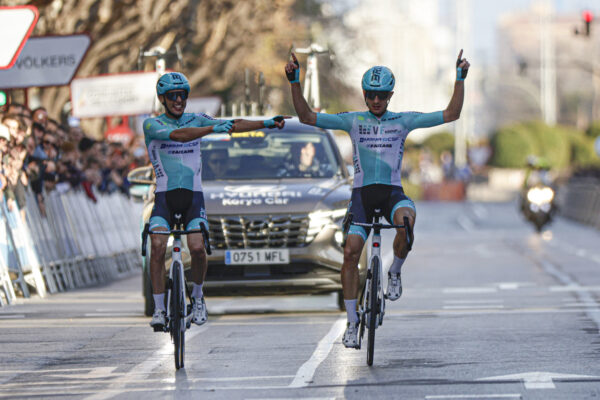 Dvojica Talianov z tímu Bardiani sa teší z víťazstva úvodnej etapy Okolo Valencie