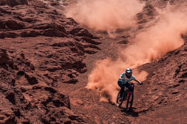 Video: Cami Nogueira s dievčatami objavujú krásne freeride línie v Čile