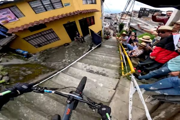  Video: Extrémne zábery Tomáša Slavíka z pretekov v mestskom zjazde v kolumbijskom meste Manizales (POV)