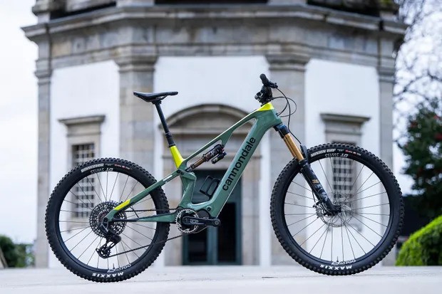 Cannondale predstavil v&yacute;konn&yacute; elektrobicykel Moterra SL eMTB s hmotnosťou pod 20 kg