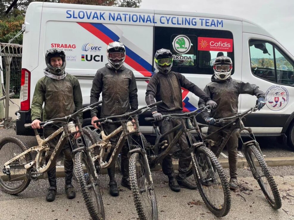 Video: Slovenská zjazdová reprezentácia trénuje na blate vo Francúzsku
