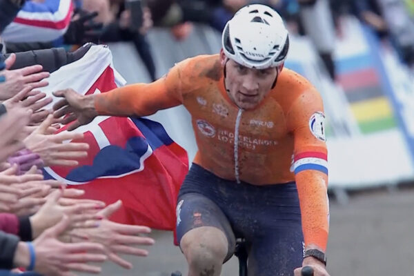 Mathieu van der Poel vyhral šiesty titul majstra sveta v cyklokrose po sóle od štartu až do cieľa