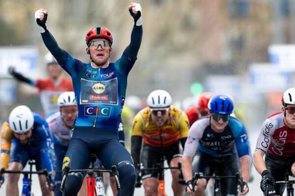 Mads Pedersen vyhral po prológu aj úvodnú etapu Tour de La Provence