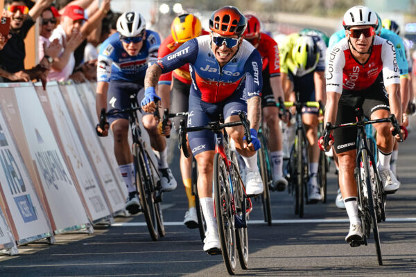 Caleb Ewan porazil v šprinte Coquarda s Kristoffom a vyhral úvodnú etapu Okolo Ománu