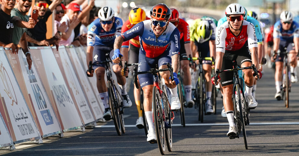 Caleb Ewan porazil v šprinte Coquarda s Kristoffom a vyhral úvodnú etapu Okolo Ománu
