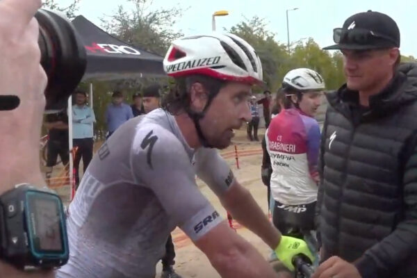 Video: Vyčerpaný Peter Sagan v cieli XCO pretekov v Spojených arabských emirátoch