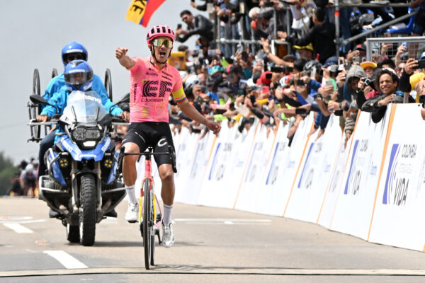 Richard Carapaz vyhral piatu etapu Okolo Kolumbie, skvelý výkon predviedol aj Egan Bernal
