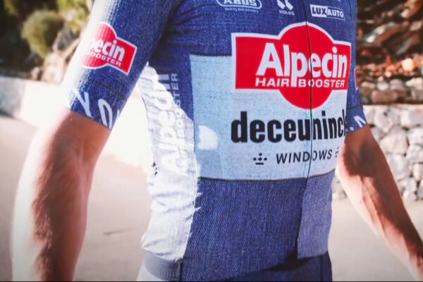 Video: Alpecin predstavil nové oblečenie pre sezónu 2024 s imitáciou rifľoviny