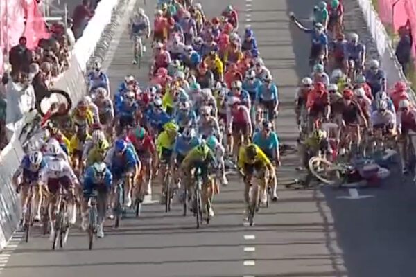 Video: Záver úvodnej etape UAE Tour poznačil nepríjemný hromadný pád, šprint vyhral Merlier