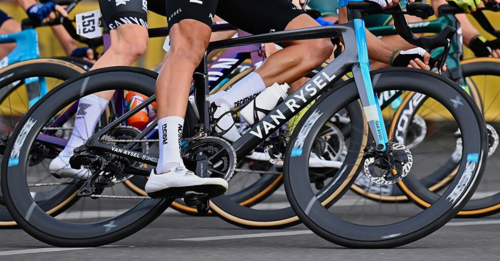 Na bicykloch Van Rysel vyhrali pretek&aacute;ri už &scaron;tyrikr&aacute;t, Decathlon sa te&scaron;&iacute; z &uacute;spe&scaron;n&eacute;ho &scaron;tartu sez&oacute;ny 2024