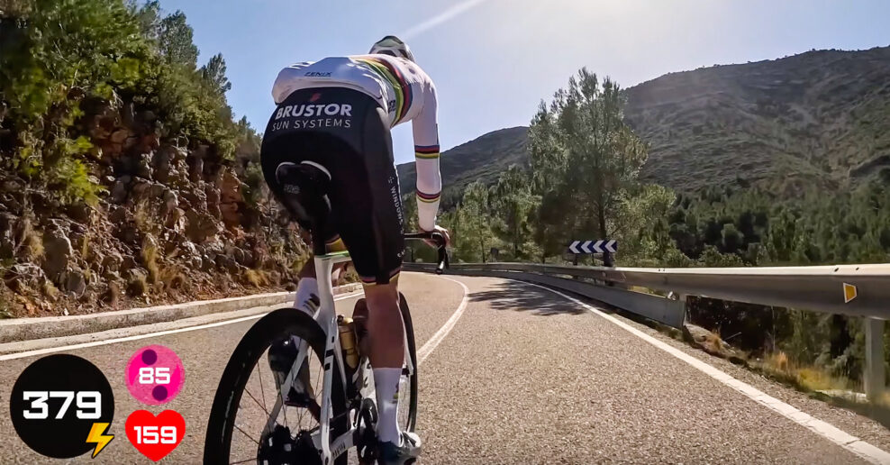 Video: Aký výkon potrebujete, aby ste sa udržali na kolese Mathieu van der Poela?