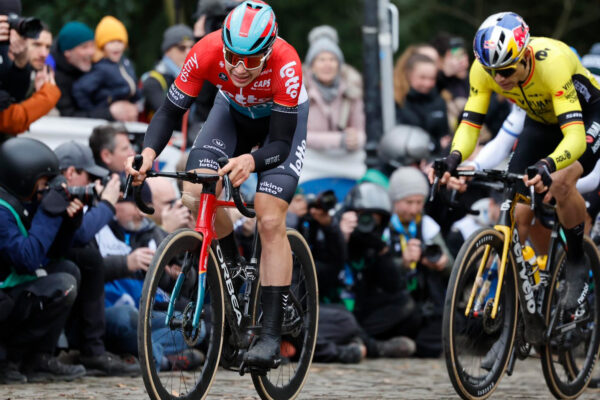 Detaily šialeného výkonu Arnauda De Lieho na pretekoch Omloop Het Nieuwsblad v číslach