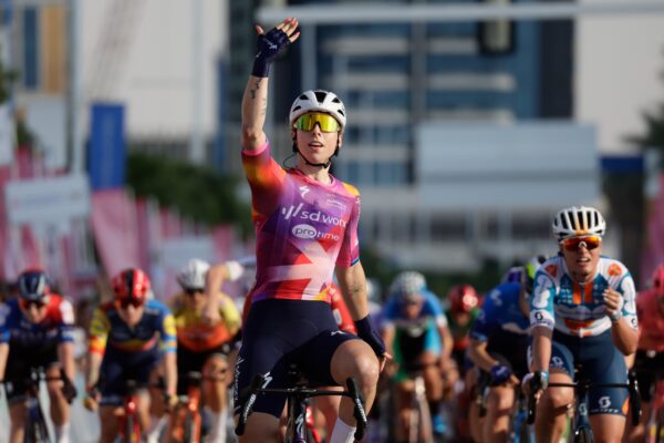 Lorena Wiebes vyhrala v hromadnom šprinte úvodnú etapu ženskej UAE Tour
