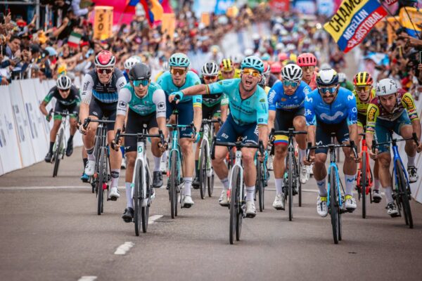 Mark Cavendish v tesnom súboji porazil Gaviriu a vyhral etapu na pretekoch Okolo Kolumbie