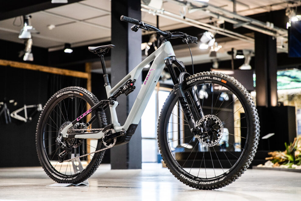 CUBE Store | Zľava t&yacute;ždňa: Elektrobicykel Cube AMS Hybrid ONE44 C:68X TM 400X k&uacute;pite teraz so zľavou až 2000 eur