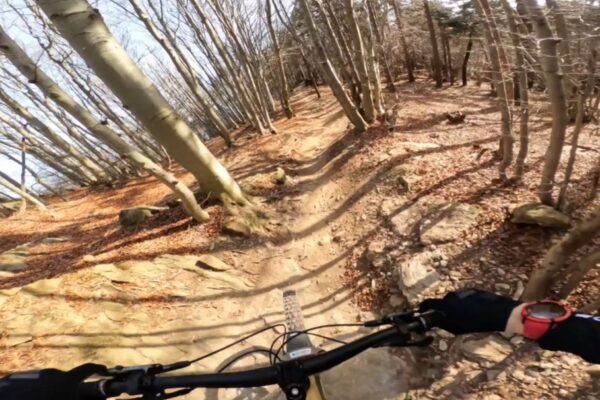 Video: Majster sveta v zjazde Richard Tandara trénuje na kamenistej trati vo Finale Ligure (POV)