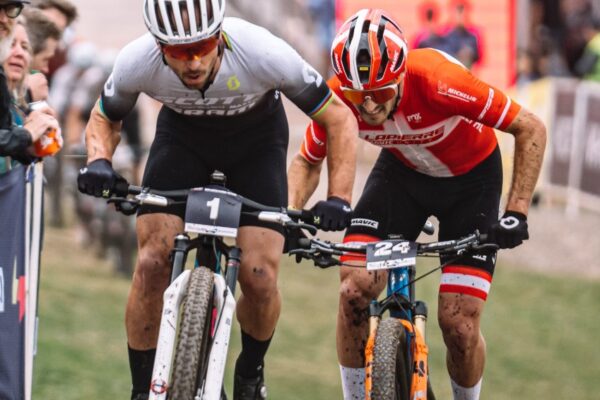 Nino Schurter a Sebastian Fini sa na Cape Epic spoja pod hlavičkou charitatívnej organizácie World Bicycle Relief