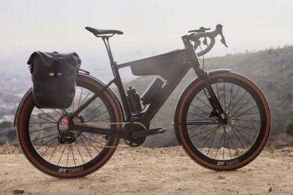 Canyon predstavil elektrický gravel Grizl:ON s motorom Bosch, integrovanými svetlami a odpruženou vidlicou