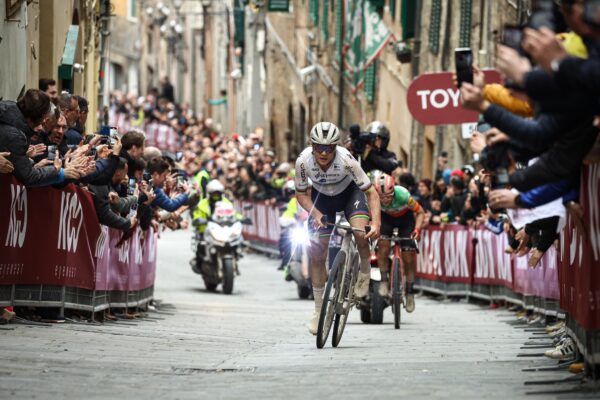 Lotte Kopecky po nezastaviteľnom z&aacute;verečnom &uacute;toku vyhrala už po druh&yacute;kr&aacute;t Strade Bianche