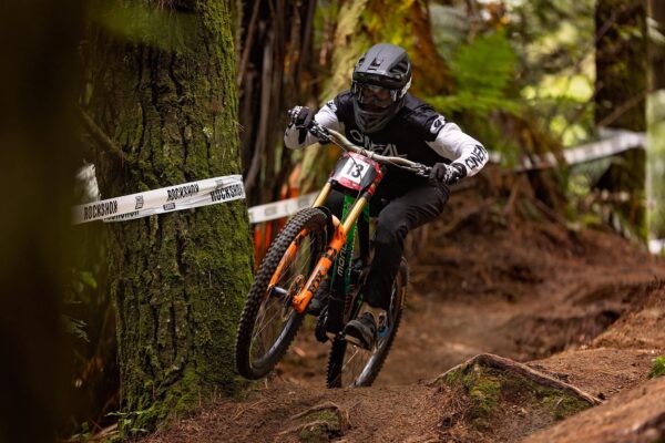 Crankworx Rotorua odštartoval cez víkend zjazdovými pretekmi, ktoré vyhrali Eliana Hulsebosch a Lachlan Stevens-McNab