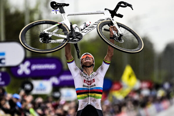Ak by Mathieu van der Poel vyhral, stal by sa prvým jazdcom v histórii Okolo Flámska so štyrmi víťazstvami