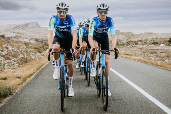 Foto: Tím Decathlon AG2R už po dvoch mesiacoch zmenil dizajn oblečenia