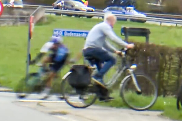 Video: Cyklista bez helmy sa len tesne vyhol zrážke s pelotónom počas pretekov v Belgicku