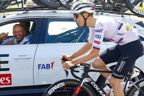 Tadej Pogačar počas pretekov ušiel do úniku, zastavil, aby sa vymočil a skryl sa v kríkoch