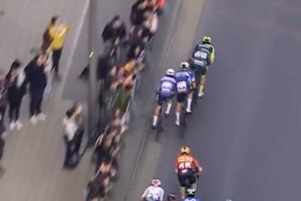 Video: Jasper Philipsen vyhral v šprinte Brugge-De Panne, pri súboji s Merlierom takmer skončili na zemi