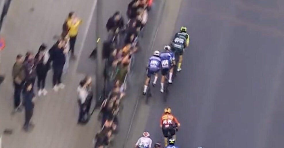 Video: Jasper Philipsen vyhral v šprinte Brugge-De Panne, pri súboji s Merlierom takmer skončili na zemi