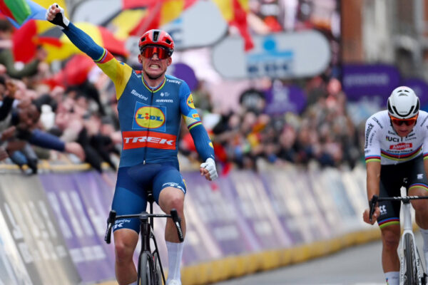 Mads Pedersen porazil Van der Poela v šprinte jeden-na-jedného a vyhral Gent-Wevelgem