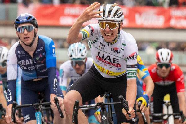 Tadej Pogačar vyhral preteky Okolo Katalánska najväčším rozdielom za posledných 41 rokov