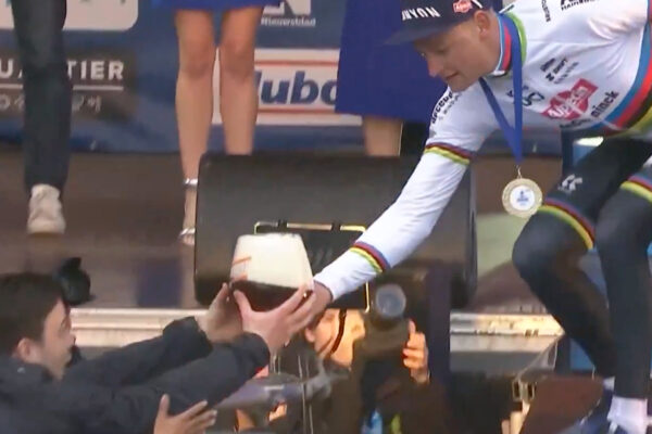 Video: Mathieu van der Poel dal fanúšikovi víťazné pivo po výhre E3 Saxo