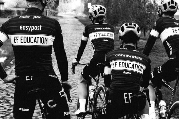 Tím EF Education predstavil štýlovú retro edíciu oblečenia pre monument Okolo Flámska