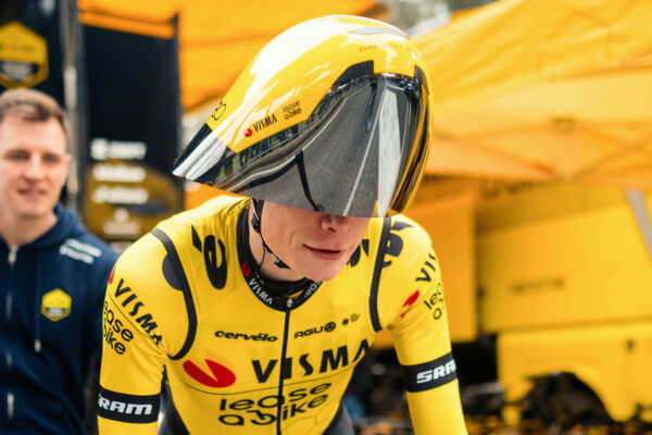 Spĺňajú nové časovkárske aero helmy tímu Visma pravidlá UCI?