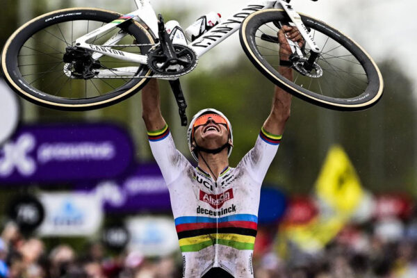 Mathieu van der Poel vyhral historick&yacute; najr&yacute;chlej&scaron;&iacute; monument Okolo Fl&aacute;mska po neuveriteľnom 45 km s&oacute;le