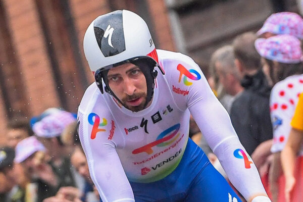 UCI oznámila zákaz používania „ponožiek“ na hlavu pod časovkárskami helmami Specializedu