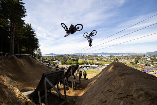 Caroline Buchanan a Garret Mechem vyhrali disciplínu Speed & Style na festivale Crankworx Rotorua (+video)