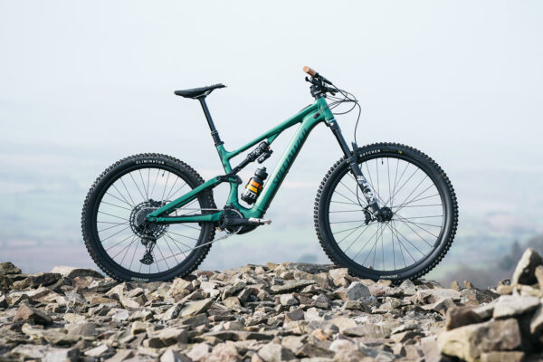 Specialized predstavil e-bike Turbo Levo SL v hlin&iacute;kovej verzii, ktor&yacute; je najlacnej&scaron;&iacute;m ľahk&yacute;m elektrobicyklom v ponuke značky
