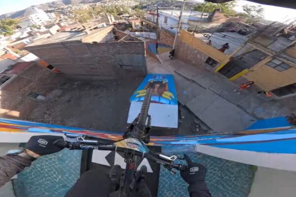 Video: Tomáš Slavík na trati mestského zjazdu Red Bull Guanajuato Cerro Abajo (POV)