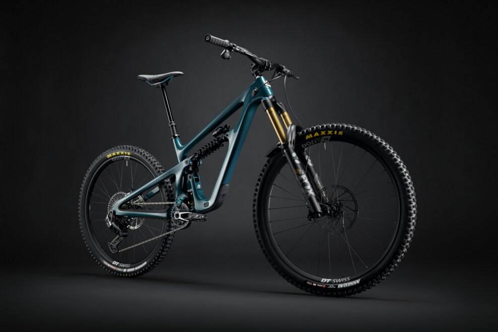 Yeti SB165 m&aacute; mullet koles&aacute;, nov&yacute; r&aacute;m a z&aacute;vitov&eacute; stredov&eacute; zloženie